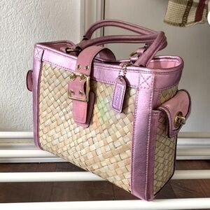 Coach- like new beautiful straw basket Tote bag. Coach style 4419.    Rare Find